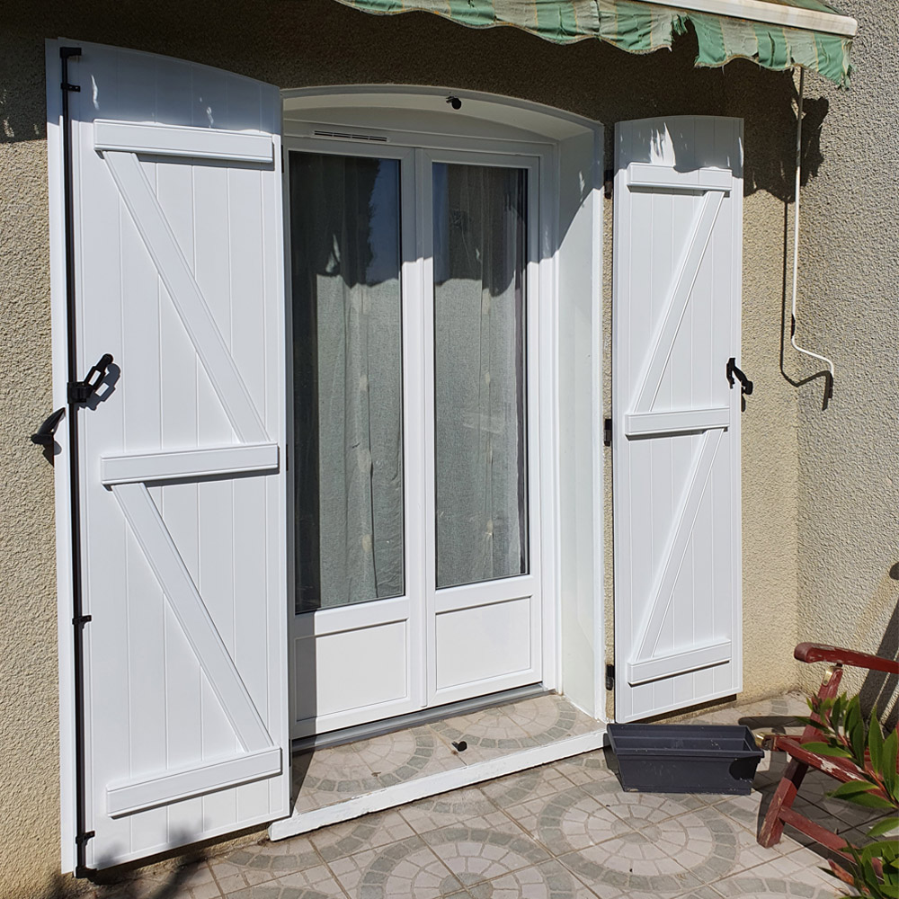 menuiseries extérieures Montpellier - Porte fenêtre avec volet roulant PVC blanc